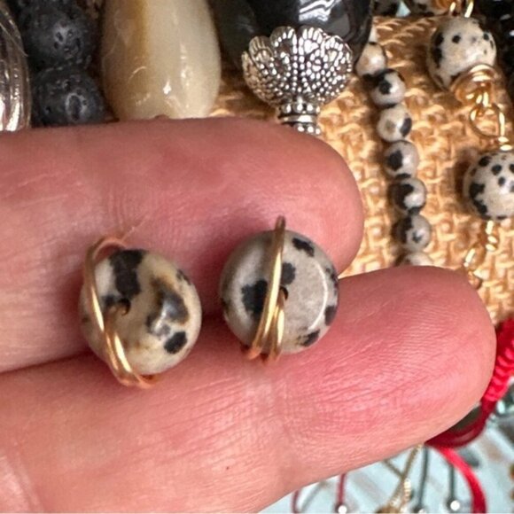 Tan and black jasper stud gold earrings - Picture 1 of 2
